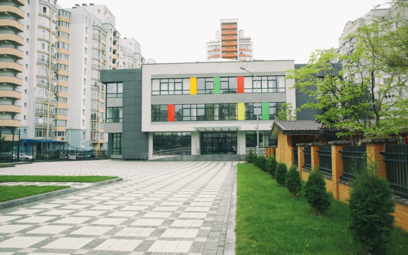 nên cho con học trường quốc tế hay trường công lập