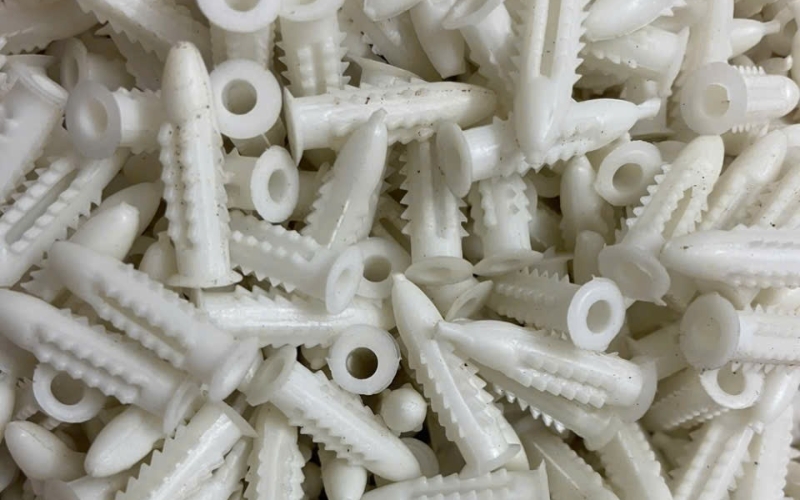 các loại tắc kê nhựa trên thị trường