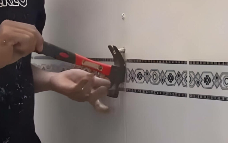 Cách tháo tắc kê nhựa ra khỏi tường