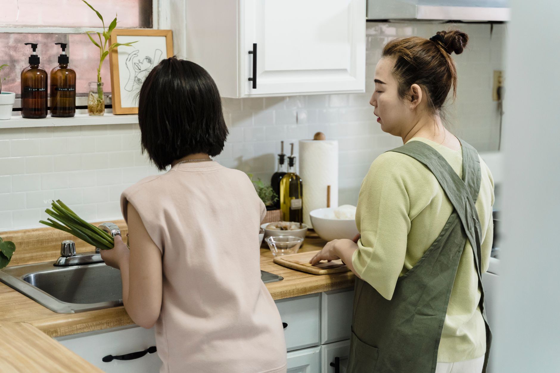 Tạp dề bếp — chi tiết nhỏ hoàn thiện không gian bếp đẹp